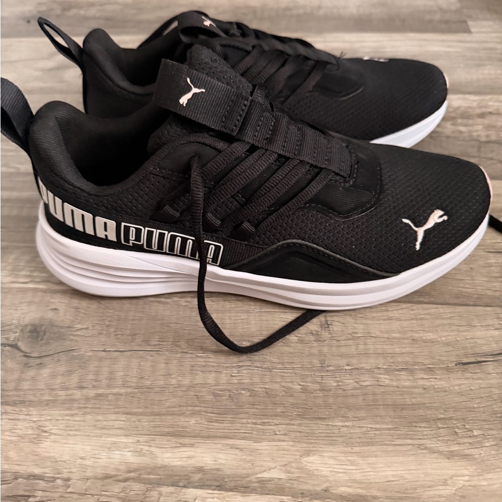 PUMA women ' Black Athletic Sneakers
